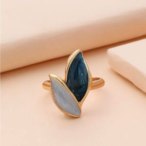 Blue/white leaf design ring